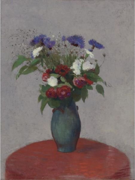 Vase De Fleurs Sur Une Nappe Rouge